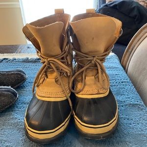 Sorel snow boots size 6, runs large. If 6.5 would fit